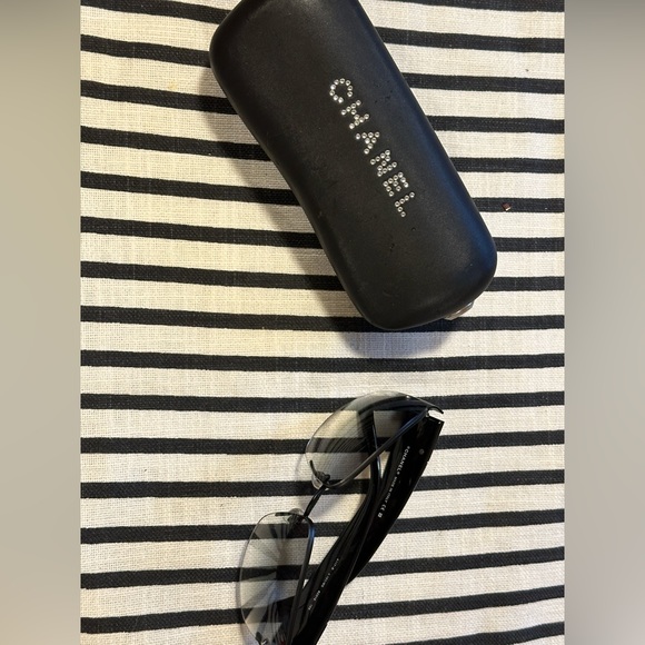 CHANEL Two-toned sunglasses in GREAT CONDITION. ORIGINAL Hard box included. - Picture 5 of 8